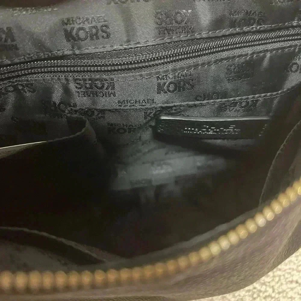 MICHAEL KORS BLACK OVER THE SHOULDER BAG